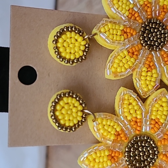 🌻 Sunflower Beaded Drop Dangle Earrings - Picture 14 of 15